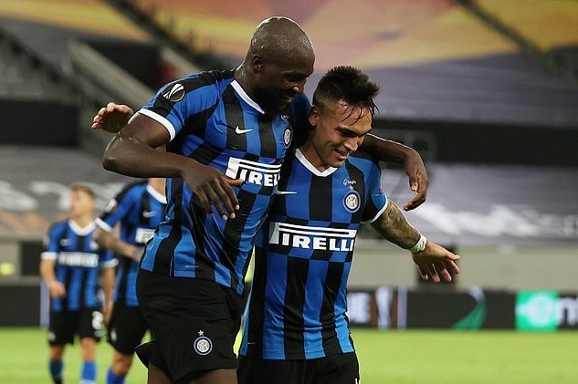 Bộ đôi tiền đạo Lukaku và Lautaro cùng nhau lập cú đúp đưa Inter tiến vào chung kết Europa League. Ảnh: Getty