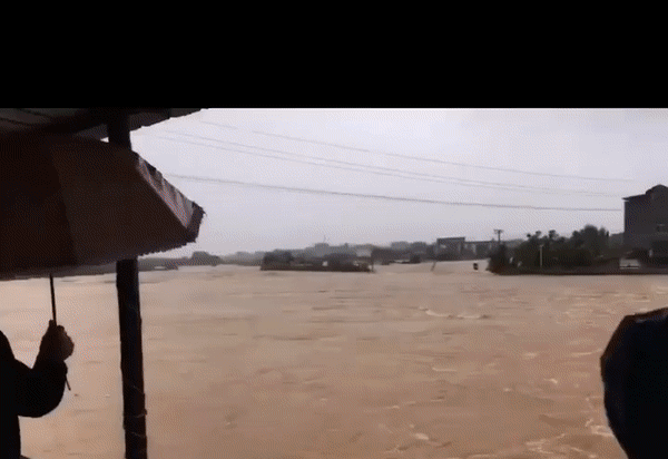 Lũ lụt ở Tứ Xuyên. Ảnh: Twitter