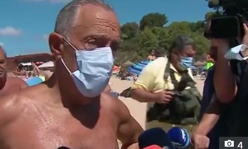 Tổng thống Rebelo de Sousa đang trao đổi với báo giới tại bãi biển Praia de Alvor khi nhận ra 2 du khách bị lật thuyền. Ảnh:  RADIOTELEVISAO PORTUGUESA.