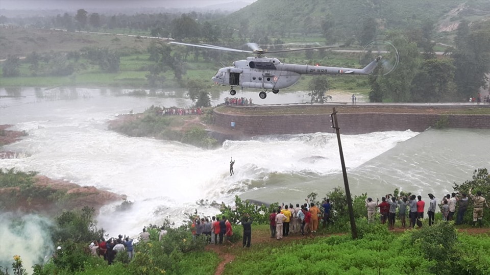 Trực thăng giải cứu người đàn ông mắc kẹt ở Ấn Độ. Ảnh: Cảnh sát