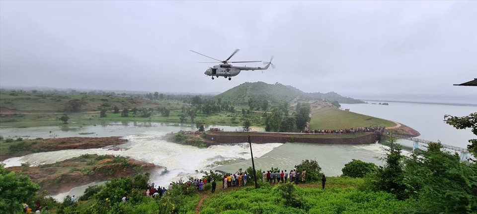 Trực thăng giải cứu người đàn ông mắc kẹt ở Ấn Độ. Ảnh: Cảnh sát