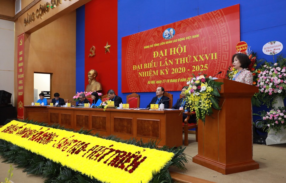 Đồng chí Phan Thu Thuỷ - Phó Tổng biên tập Báo Lao Động - trình bày tham luận tại Đại hội. Ảnh: Hải Nguyễn.