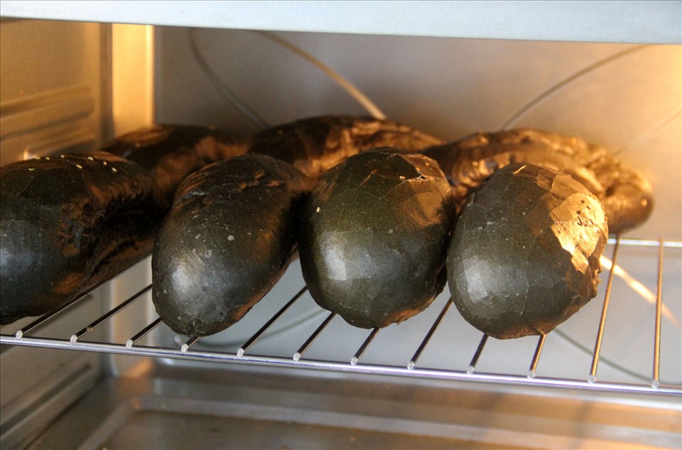 Để tạo màu đen cho bánh mì, anh Trung đã sử dụng tinh than tre nhập khẩu từ một công ty Nhật Bản. Đặc biệt, anh mất hơn 10 ngày, cũng như tốn 3 bao bột (bao 25kg) mới cho ra được ổ bánh mì đen đúng chuẩn.