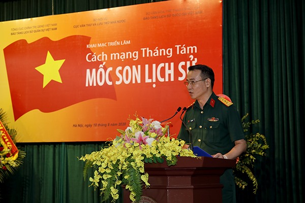 Thượng tá Lê Vũ Huy phát biểu khai mạc Triển lãm. Ảnh: Kiều Dung