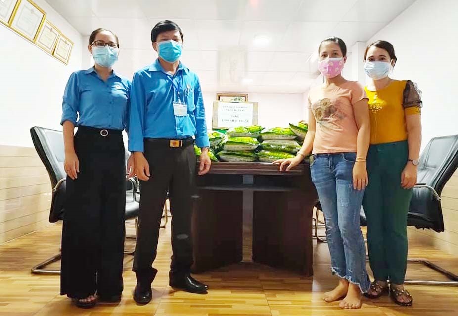 LĐLĐ Thị xã Điện Bàn trao 100 kg gạo hỗ trợ cho Công nhân lao động.