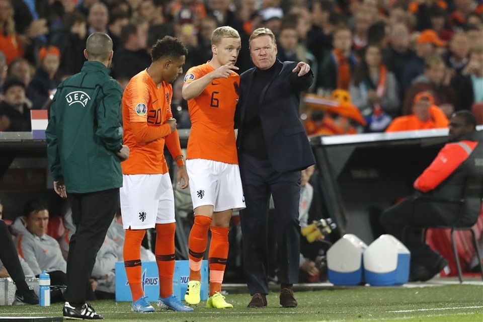 Donny van de Beek (6) là cầu thủ đầu tiên Koeman muốn đưa về Barca. Ảnh: Pro Shots