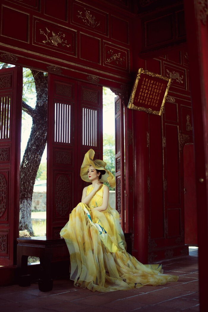 Váy dáng suông cổ điển với các chi tiết thêu đính kết tinh từ các nghệ nhân xứ Huế với ngành nghề thêu thủ công truyền thống.