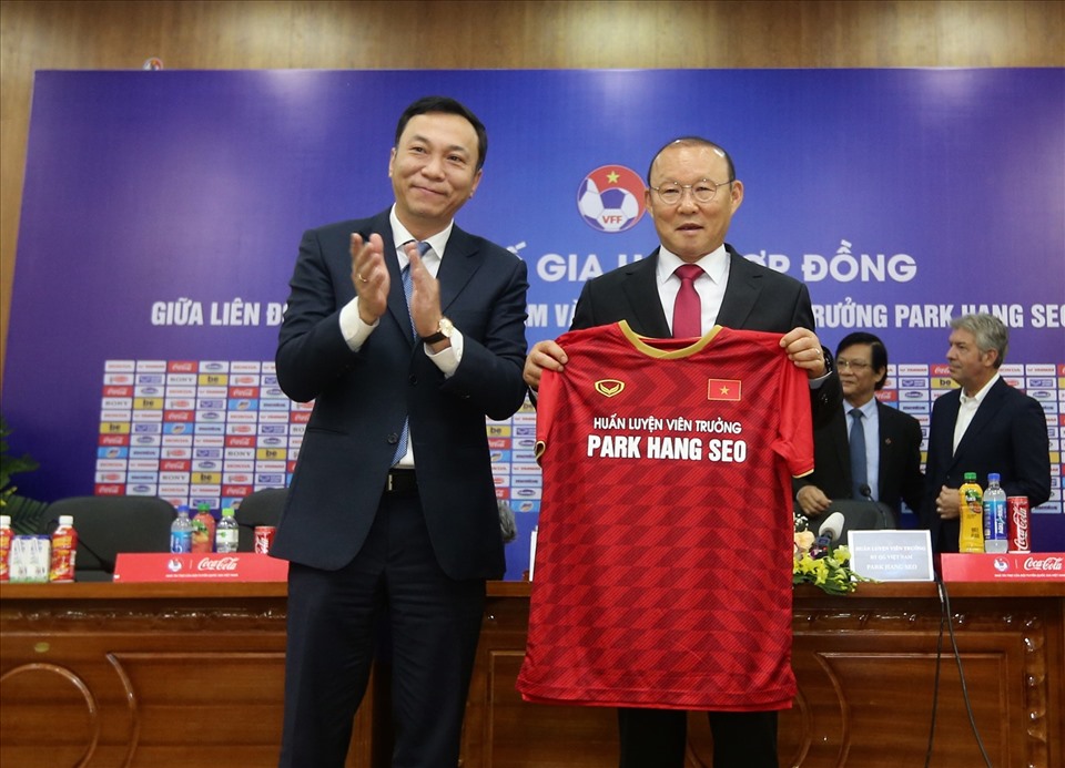 Thầy Park trong lễ gia hạn hợp đồng 3 năm với VFF. Ảnh: Hải Đăng