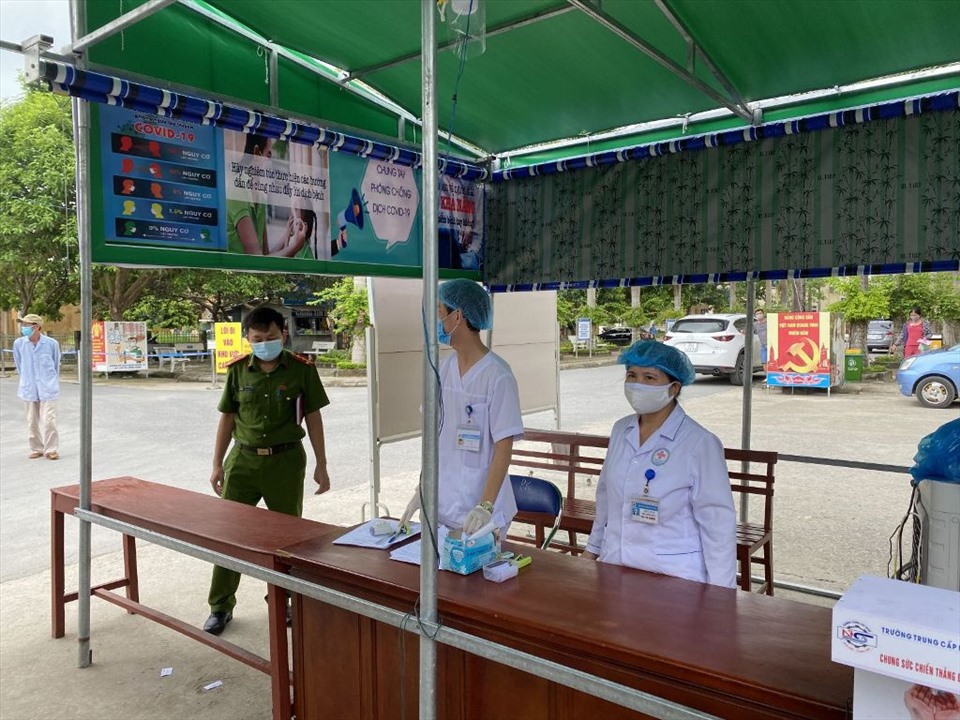 Công an huyện Quảng Xương phối hợp với Bệnh viện Đa khoa huyện  xét nghiệm, cách ly y tế đối với các trường hợp về từ vùng dịch. Ảnh: CATH