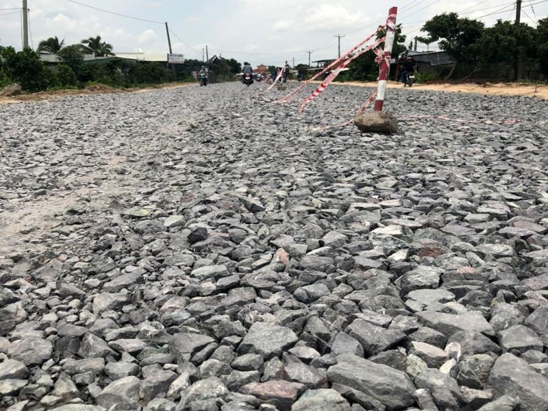 Toàn mặt đường QL57 đoạn qua xã Vĩnh Bình, huyện Chợ Lách đã trải đá hết mặt đường, người dân đi lại vô cùng khó khăn. Ảnh: Thanh Huyền