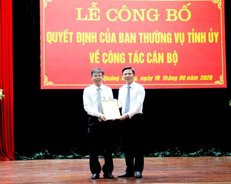Trao Quyết định cho ông Nguyễn Đức Thịnh giữ chức Phó Bí thư huyện ủy huyện Quảng Xương. Ảnh: M.C
