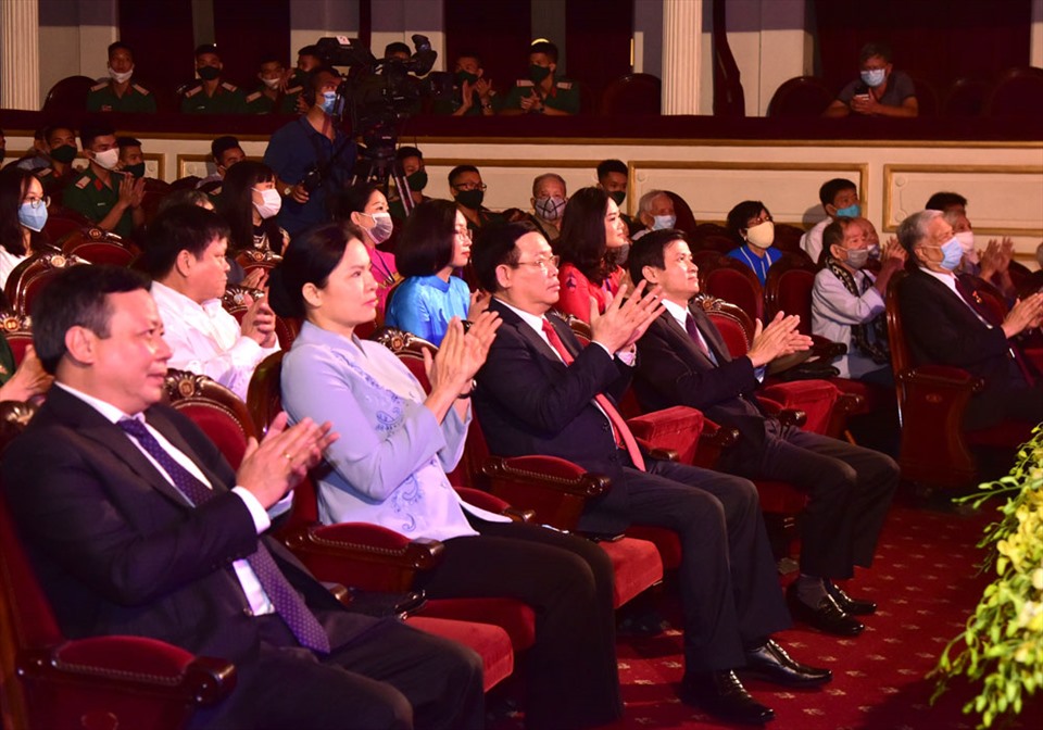 Bí thư Thành ủy Hà Nội Vương Đình Huệ và các đại biểu dự chương trình “Sao Độc lập“. Ảnh Viết Thành