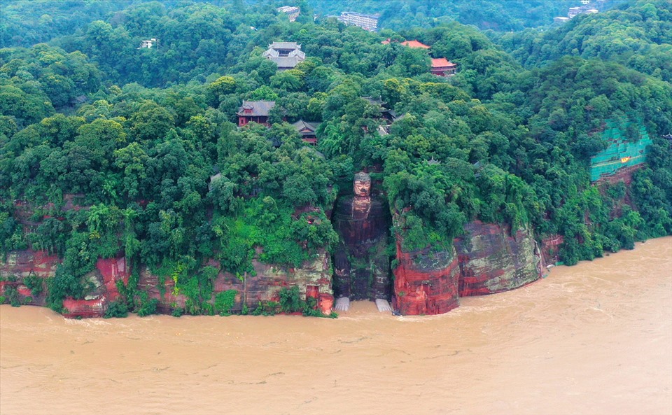 Lũ lớn lần đầu dâng tới chân tượng Phật khổng lồ 1.000 năm tuổi Lạc Sơn Đại Phật ở tỉnh Tứ Xuyên. Ảnh: China Daily