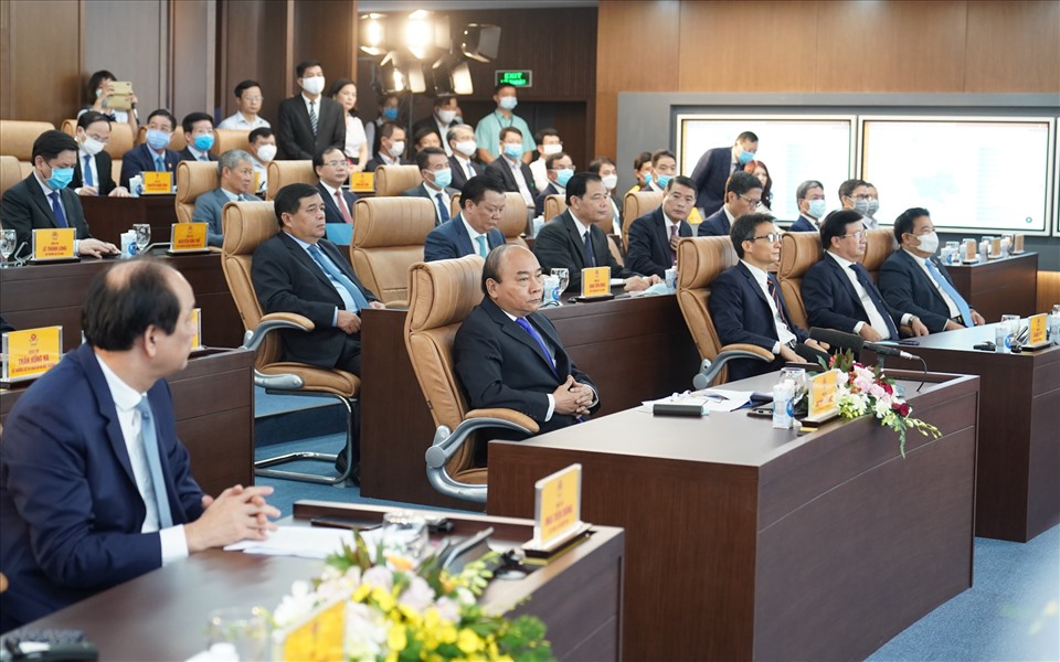 Thủ tướng Nguyễn Xuân Phúc cùng các đại biểu tham dự lễ khai trương. Ảnh: Quang Hiếu