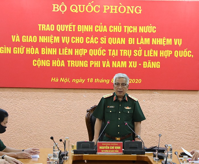 Thượng tướng Nguyễn Chí Vịnh phát biểu chỉ đạo và giao nhiệm vụ. Ảnh BQP