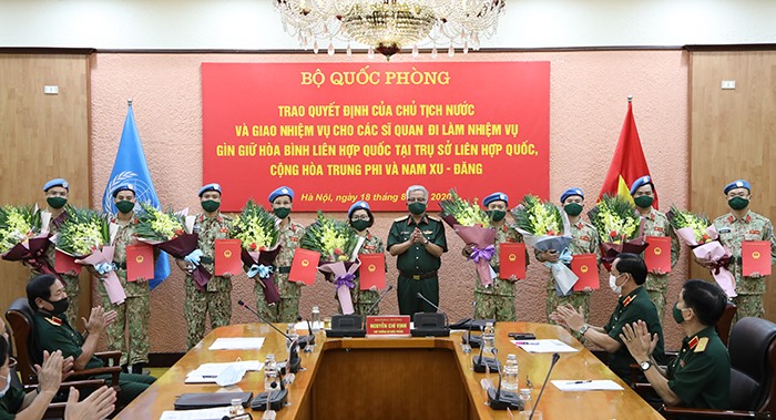 Thượng tướng Nguyễn Chí Vịnh trao Quyết định của Chủ tịch nước và tặng hoa chúc mừng các sĩ quan đi làm nhiệm vụ GGHB Liên hợp quốc tại tại Trụ sở Liên hợp quốc, Cộng hòa Trung Phi và Nam Sudan. Ảnh BQP