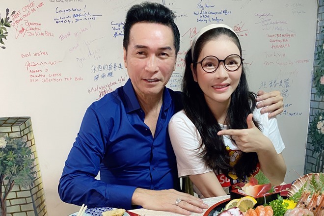 Lý Nhã Kỳ tổ chức tiệc sinh nhật bất ngờ cho thần tượng thuở nhỏ của cô - nam ca sĩ Nguyễn Hưng. Ảnh: Nhân vật cung cấp.