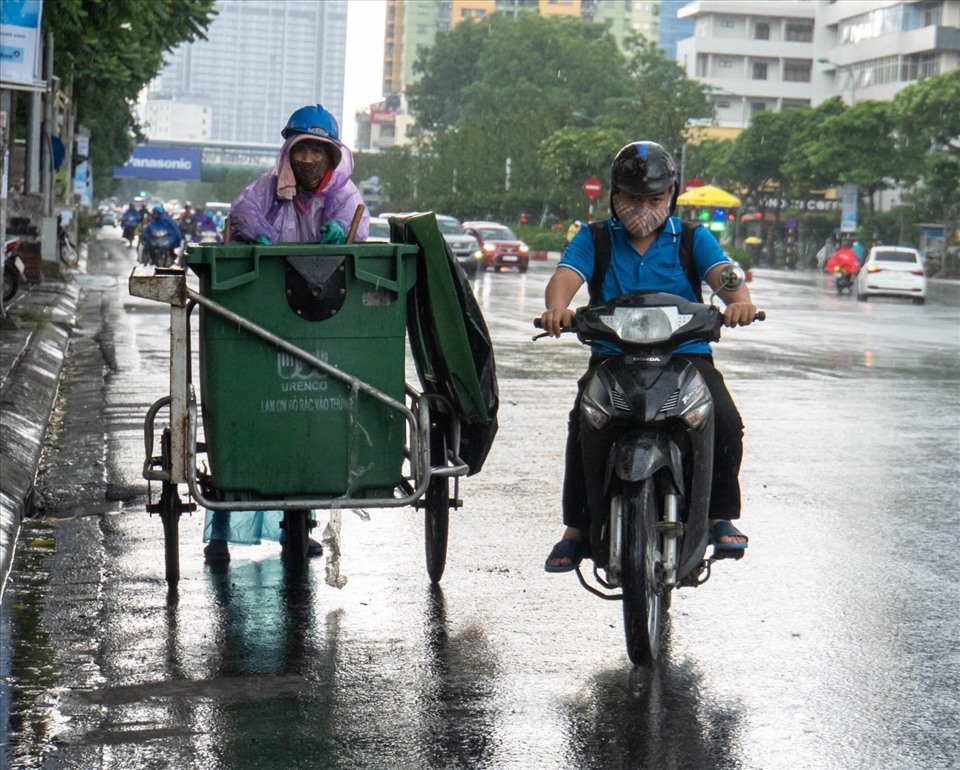 Đẩy nhanh chiếc xe rác dưới cơn mưa chóng vánh, cô Thoa (công nhận vệ sinh môi trường) cho hay: “ Dù trời có mưa nhưng tôi vẫn phải hoàn thành công việc của mình. Nếu lát nữa mưa lớn hơn, nước chảy xiết kéo theo rác chưa dọn dẹp thì rất dễ tắc cống”.