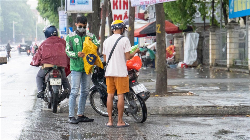 ở ngoài đường những chiếc xe ôm công nghệ vẫn miệt mài chở khách đi đến nơi về đến chốn. Mặc cho cơn mưa ào ạt, ai cũng muốn trở về bên gia đình, quây quần bên mâm cơm nóng.