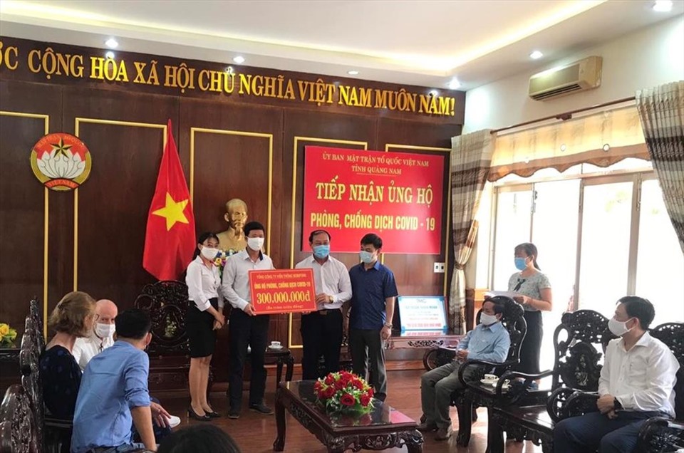 Đại diện MobiFone trao tặng 300 triệu đồng cho tỉnh Quảng Nam