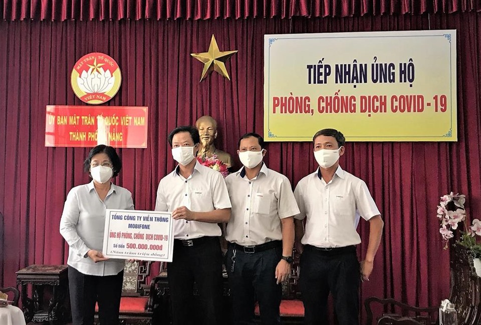 Đồng chí Võ Đình Mẫn – UV BCH Công đoàn MobiFone trao tặng 500 triệu đồng cho thành phố Đà Nẵng. Ảnh: CĐ Mobifone