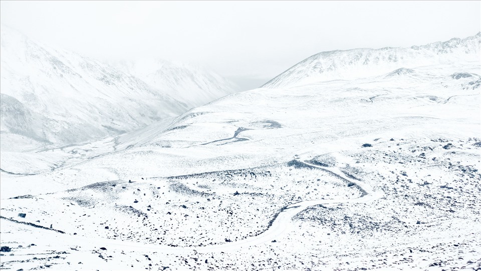 Hình ảnh chụp tuyết rơi ngay giữa mùa hè tại Khu Bảo tồn thiên nhiên núi tuyết Baima. Ảnh: CGTN