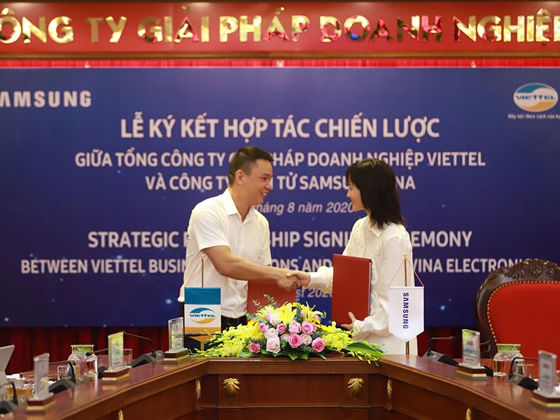 Samsung ký kết thỏa thuận với Viettel Solution. Ảnh: Nguyễn Tuấn
