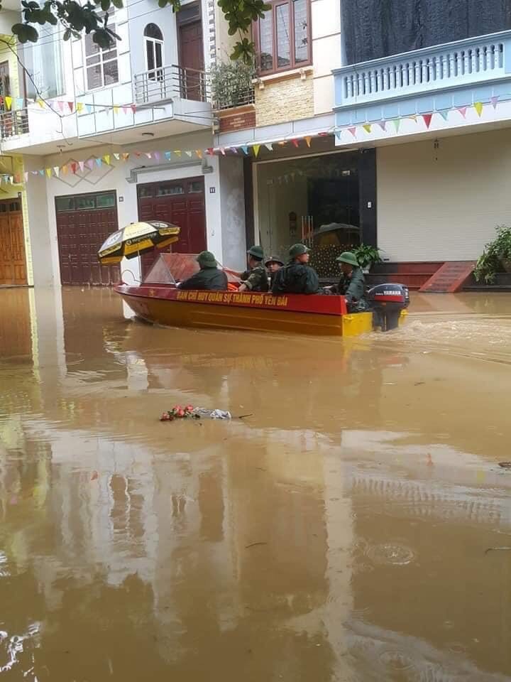 Lực lượng chức năng kiểm tra tình hình ngập lụt trong thành phố Yên Bái, ảnh chụp sáng 19.8. Ảnh: Khải Văn