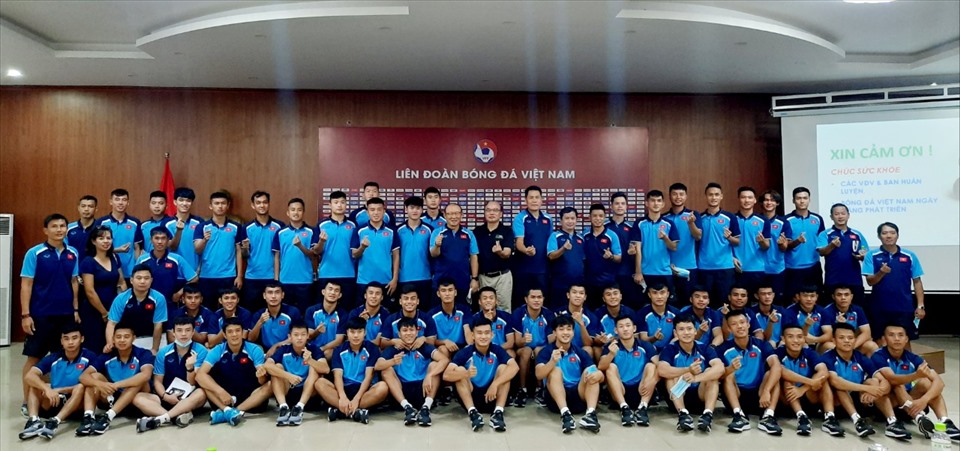 Huấn luyện viên Park Hang-seo cùng đội tuyển U22 quốc gia chụp ảnh lưu niệm với PGS.TS.BS Vũ Xuân Ninh. Ảnh: VFF