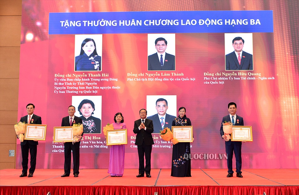 Đại tướng - Phó Chủ tịch Quốc hội Đỗ Bá Tỵ trao tặng Huân chương Lao động hạng Ba cho 5 cá nhân gồm: Ủy viên Trung ương Đảng, Bí thư Tỉnh ủy Thái Nguyên, nguyên Trưởng ban Dân nguyện Nguyễn Thanh Hải; Phó Chủ tịch Hội đồng Dân tộc Nguyễn Lâm Thành; Phó Chủ nhiệm Ủy ban Tài chính - Ngân sách Nguyễn Hữu Quang; Phó Chủ nhiệm Ủy ban Văn hóa, Giáo dục, Thanh niên, Thiếu niên và Nhi đồng Hoàng Thị Hoa; Phó Chủ nhiệm Ủy ban Khoa học, Công nghệ và Môi trường Trần Văn Minh.