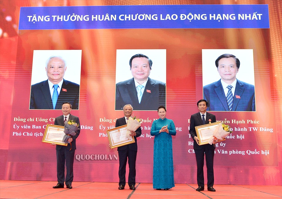 Chủ tịch Quốc hội Nguyễn Thị Kim Ngân tặng hoa chúc mừng các đồng chí được tặng thưởng Huân chương Lao động hạng Nhất. Ảnh QH