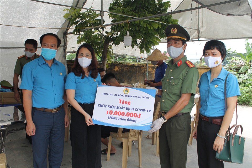 LĐLĐ TP Hải Phòng tặng quà tại chốt kiểm dịch số 1 tại khu vực Ga Dụ Nghĩa, đường 5A, huyện An Dương. Ảnh MD