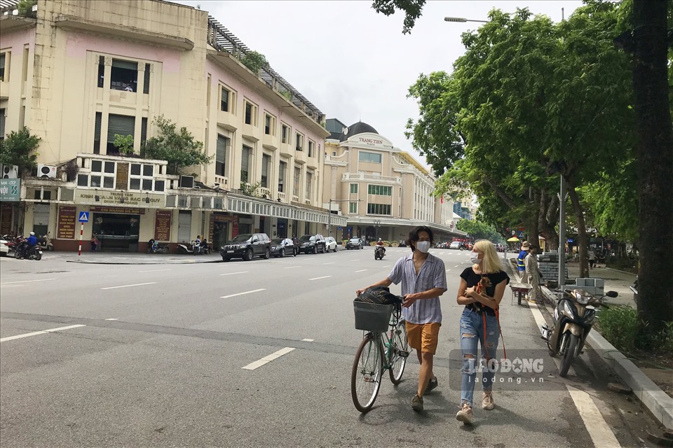 Ghi nhận tại khu vực phố cổ tuyên đường quanh bờ Hồ Hoàn Kiếm, ngày 19.8 lượng người đi lại thưa vắng hơn những ngày trước.