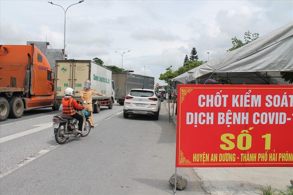 Tại chốt kiểm dịch số 1 đặt tại Quốc lộ 5 cũ thuộc địa bàn huyện An Dương, lực lượng chức năng kiểm soát chặt chẽ tất cả phương tiện vào thành phố. Ảnh MD