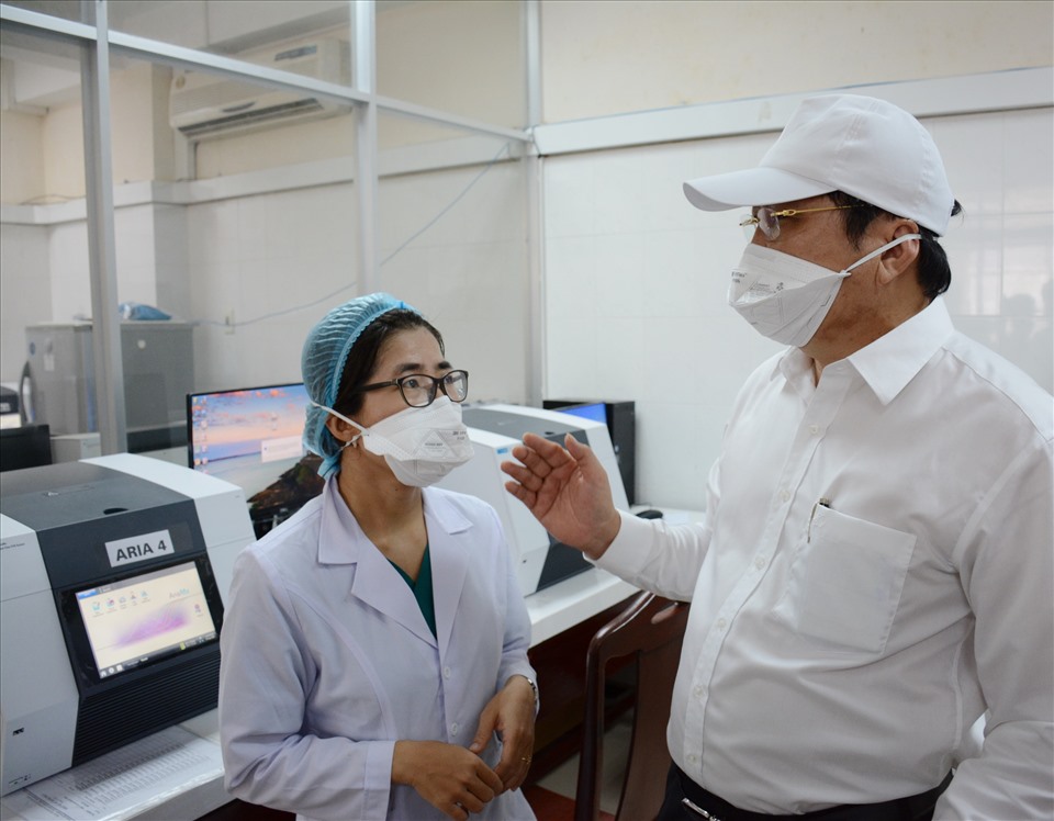 Chủ tịch UBND TPĐN kiểm tra công tác xét nghiệm COVID-19 tại CDC Đà Nẵng.