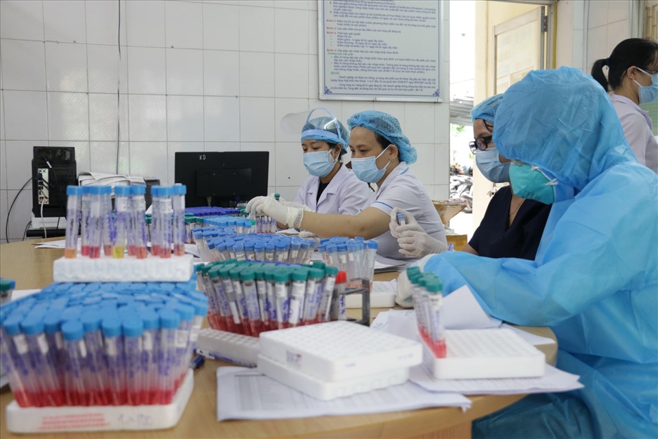 Tiếp nhận mẫu bệnh phẩm xét nghiệm tại CDC Đà Nẵng.