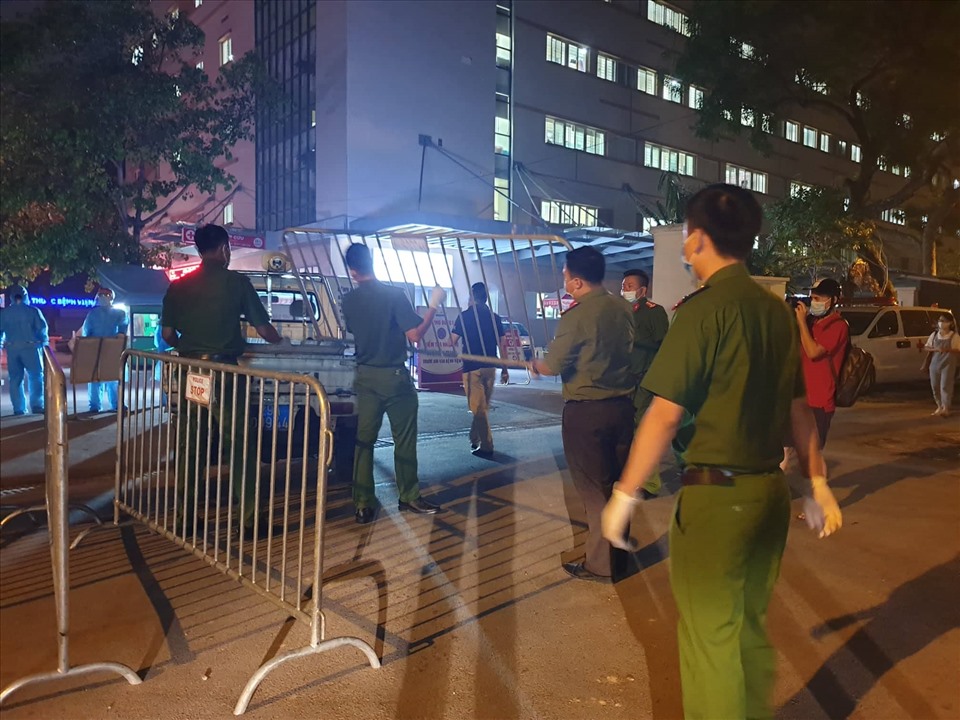 Lực lượng công an phong tỏa bệnh viện. Ảnh: Phạm Đông