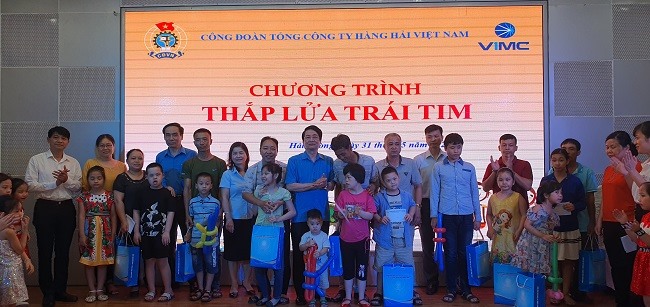 Lãnh đạo Công đoàn Tổng Công ty Hàng hải Việt Nam tặng quà con CBCNV. Ảnh: Nguyễn Phương