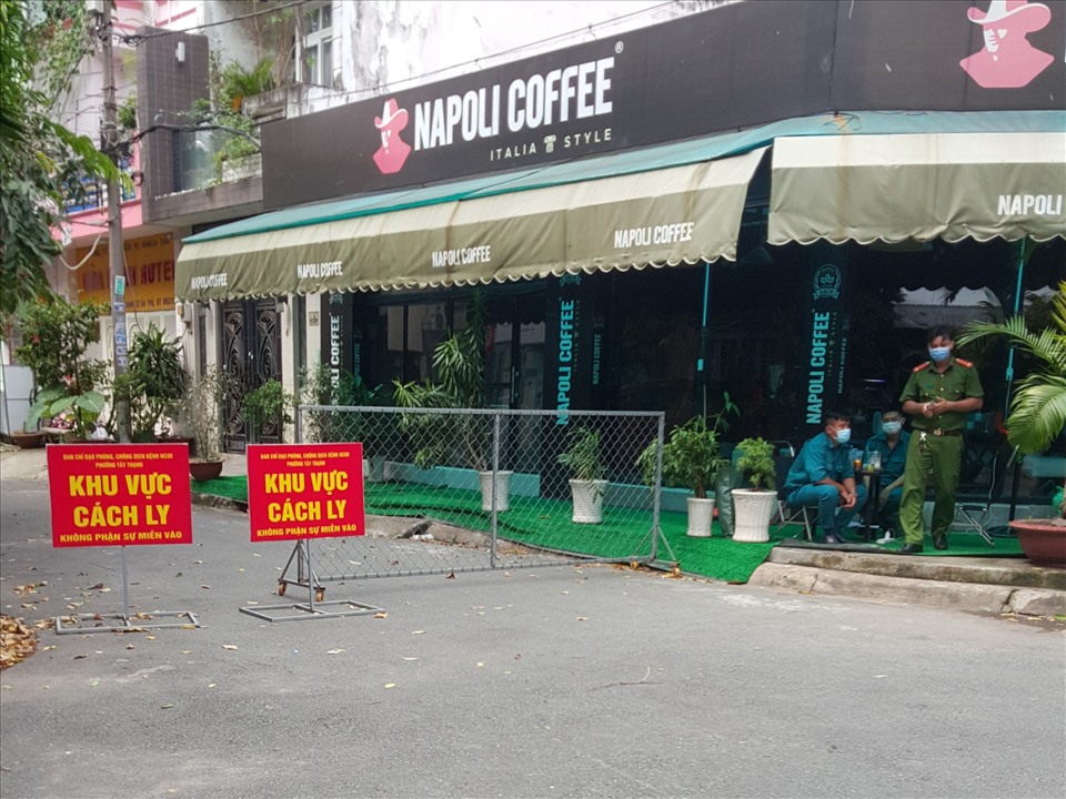 Theo HCDC, các trường hợp tiếp xúc gần bệnh nhân hiện đã được lấy mẫu xét nghiệm và cách ly tập trung, các trường hợp tiếp xúc với người tiếp xúc gần thì được cách ly cấp 2. Đối với khu dân cư nơi bệnh nhân ở đã phong tỏa 6 hộ xung quanh nhà bệnh nhân. Ảnh: HỮU HUY