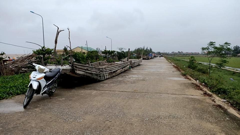 Để tránh thiệt hại do bão gây ra, ngư dân dọc bơ biển ở huyện Hoằng Hóa đã đưa thuyền lên bờ tránh trú. Ảnh: Q.D