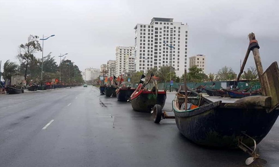 Ngư dân thị xã Sầm Sơn (Thanh Hóa) đưa thuyền lên bờ để phòng chống bão số 2. Ảnh: L.H