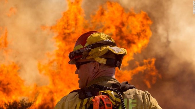 Hai trăm lính cứu hỏa đang nỗ lực khống chế ngọn lửa cả trên mặt đất và trên không nhằm ngăn chặn đám cháy lan tới khu vực cư dân. Ảnh: Sở Cứu hỏa Riverside