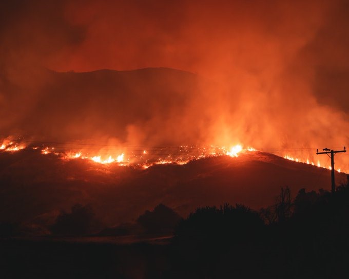 Đám cháy Apple Fire đang hoành hành dữ dội ở nam California, Mỹ. Ảnh: Sở Cứu hỏa Riverside