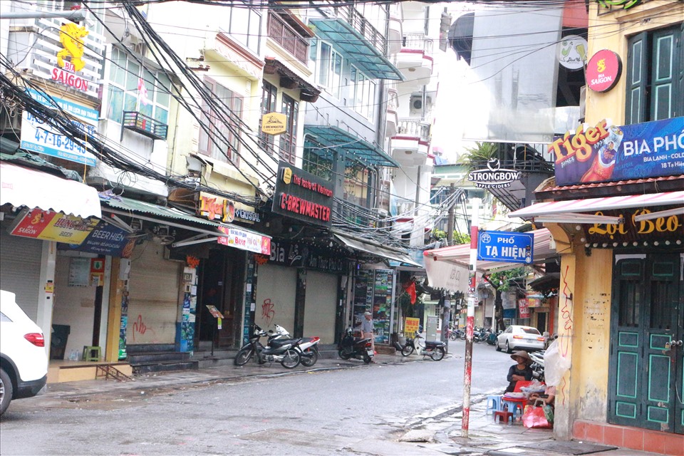 Nhiều hàng quán trên phố Tạ Hiện đóng cửa ngừng hoạt động để đảm bảo an toàn trong phòng chống dịch COVID-19 cho du khách và người dân.
