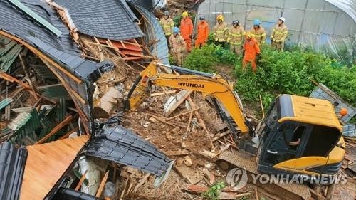 Lở đất do mưa lớn đã phá hủy một trại gà ở thành phố Anseong, tỉnh Gyeonggi, khiến một người đàn ông thiệt mạng vào sớm ngày 2.8. Ảnh: Yonhap