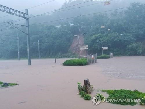 Tuyến đường sắt chạy qua Chungju, tỉnh Bắc Chungcheong, bị ngập do mưa lớn, phải ngừng hoạt động. Ảnh: Yonhap
