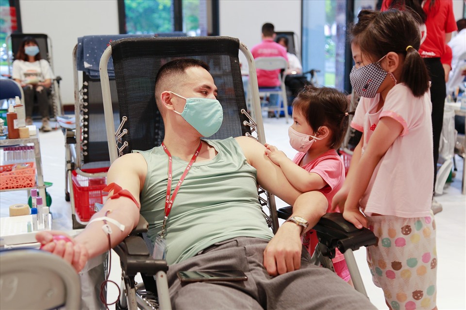 Nhiều gia đình cũng tham gia hiến máu trong chương trình “Giọt hồng tri ân“. Ảnh: Công Thắng.
