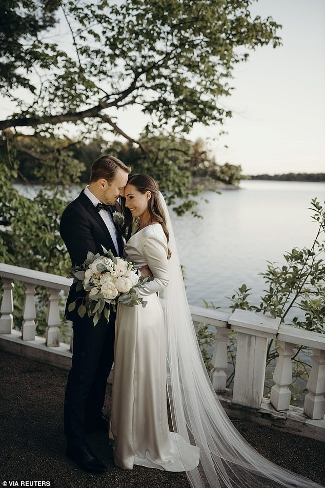 Thủ tướng Phần Lan Sanna Marin kết hôn với bạn trai lâu năm Markus Raikkonen hôm 1.8. Ảnh: Reuters.