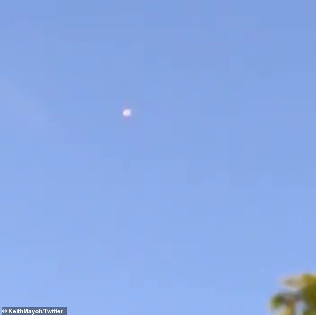 Vật thể bay không xác định xuất hiện trên bầu trời Australia sáng 19.8. Ảnh: Daily Mail.