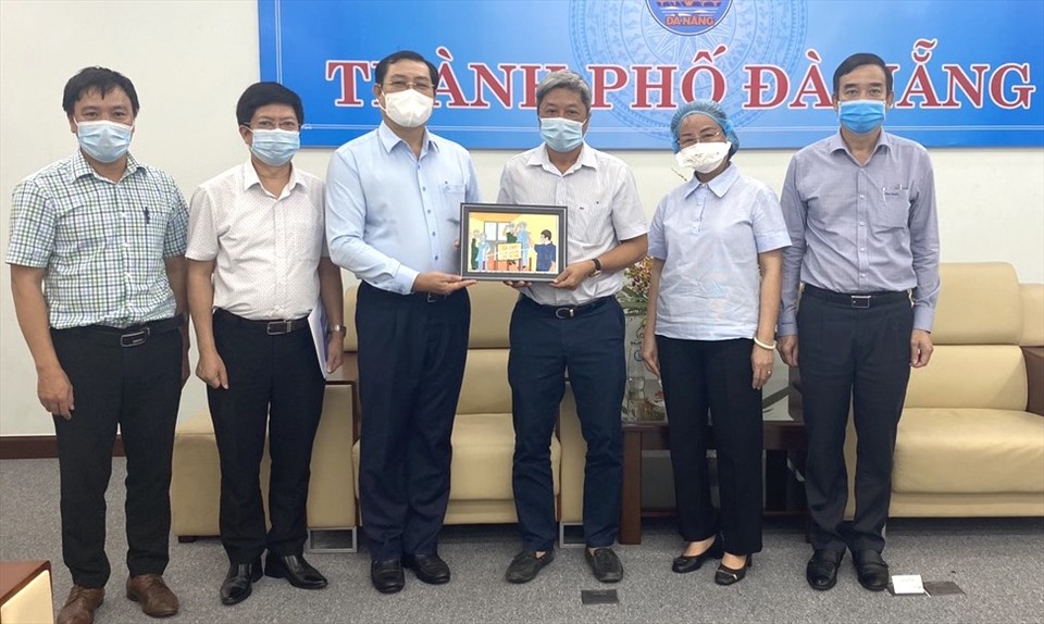 Lãnh đạo TP. Đà Nẵng chụp ảnh lưu niệm với đoàn công tác của Bộ Y tế do Thứ trưởng Nguyễn Trường Sơn dẫn đầu. Ảnh: Ngoc Thuy